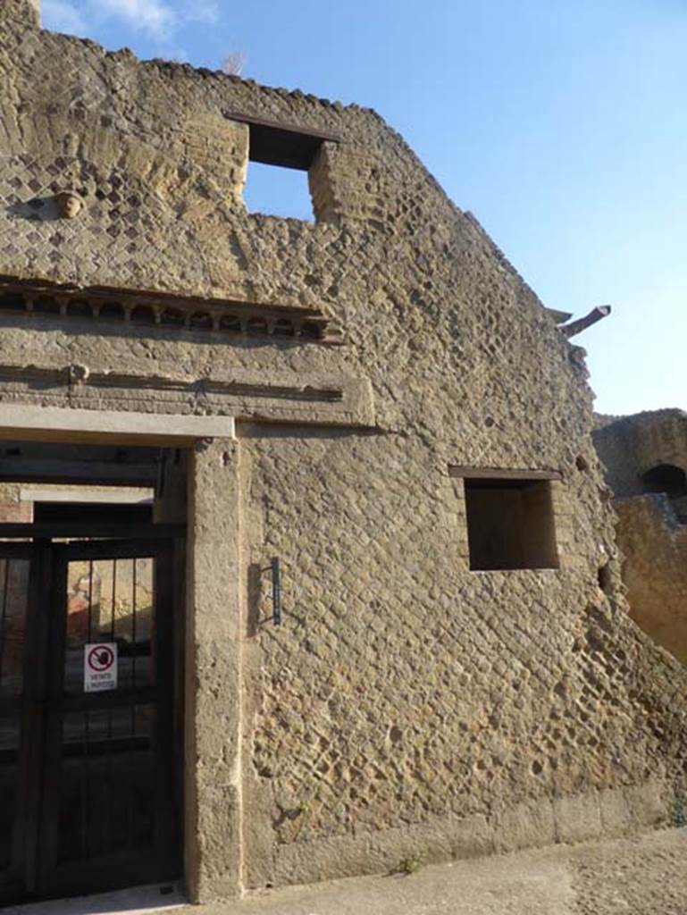 VI.29, Herculaneum, September 2015. South side of doorway, with upper floor window.
On the ground floor, this window gave light into the kitchen, inside beneath the window was the latrine.